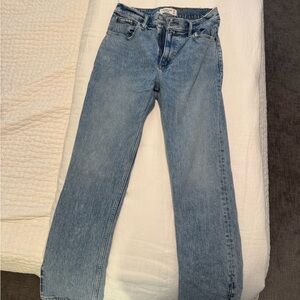 Abercrombie & Fitch
Women’s The 90s Straight Ultra High Rise WITH SLITS!